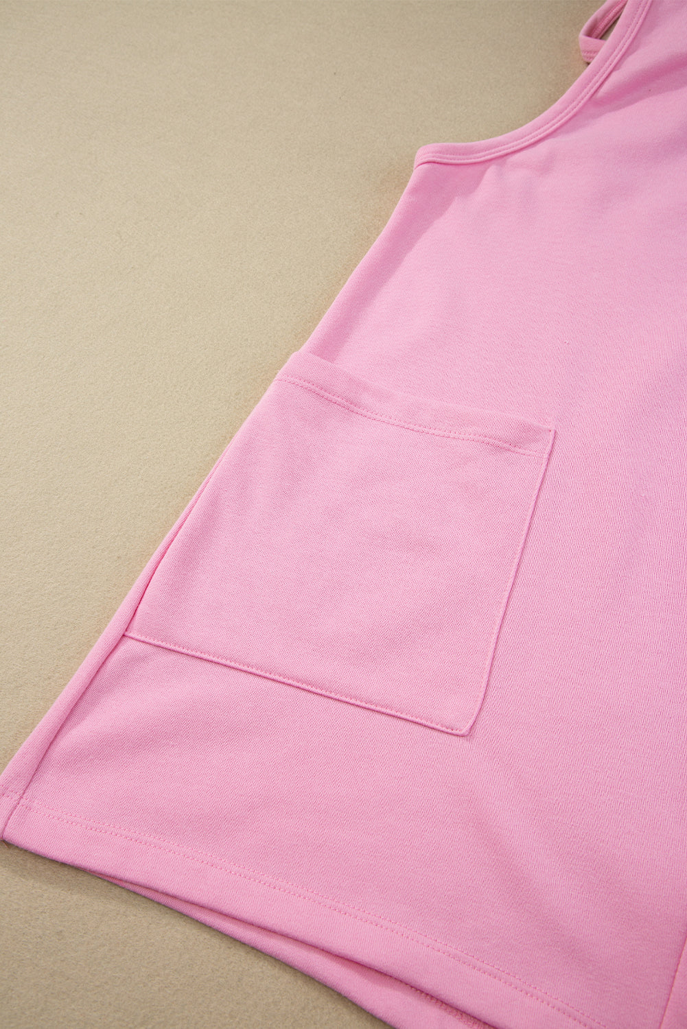 Macacão rosa sem mangas com bolsos e decote em V