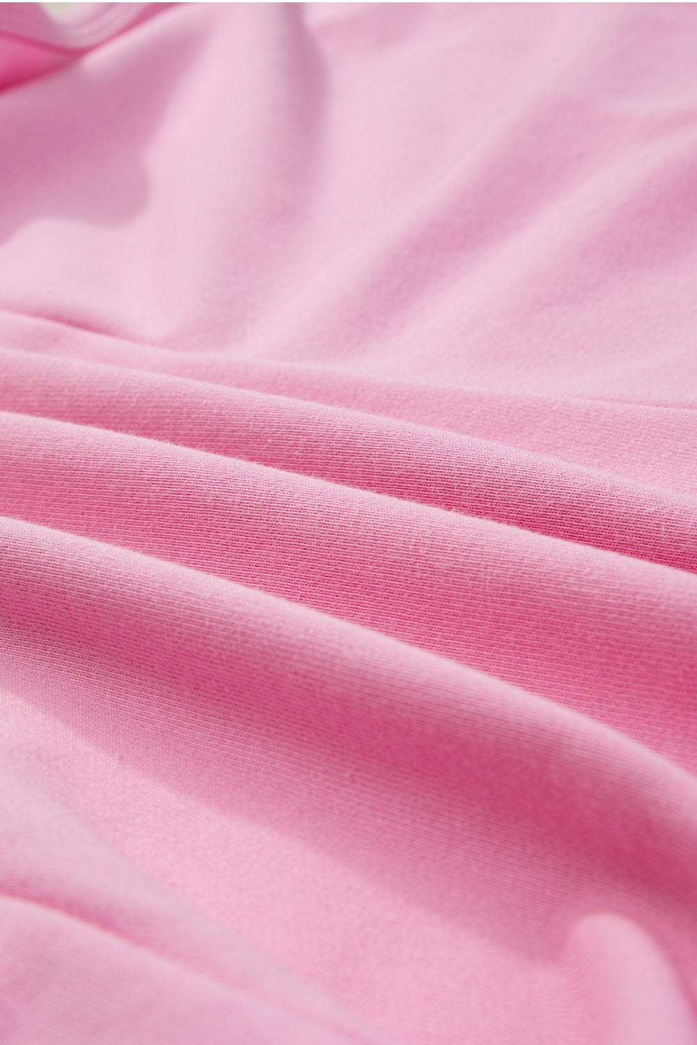 Macacão rosa sem mangas com bolsos e decote em V