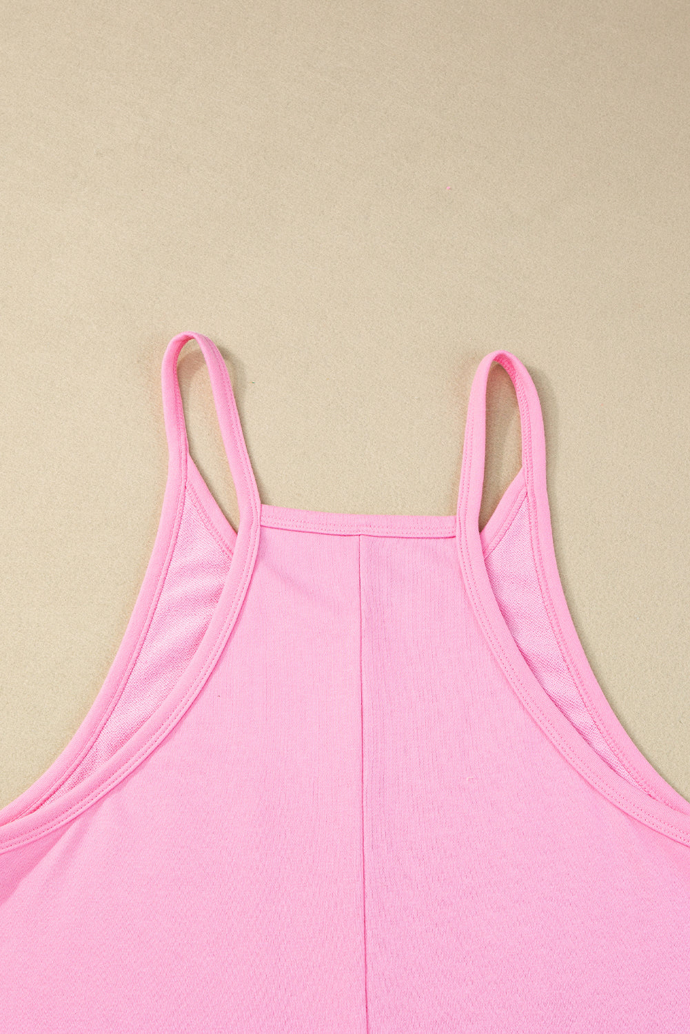 Macacão rosa sem mangas com bolsos e decote em V