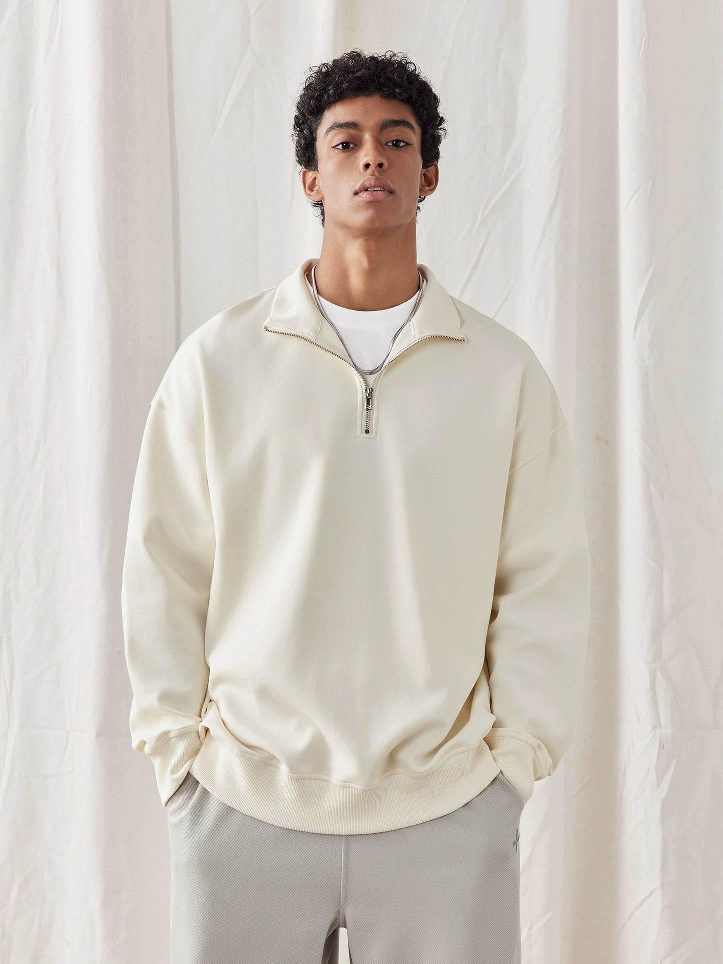 Suéter de malha minimalista masculino com gola alta e meio zíper