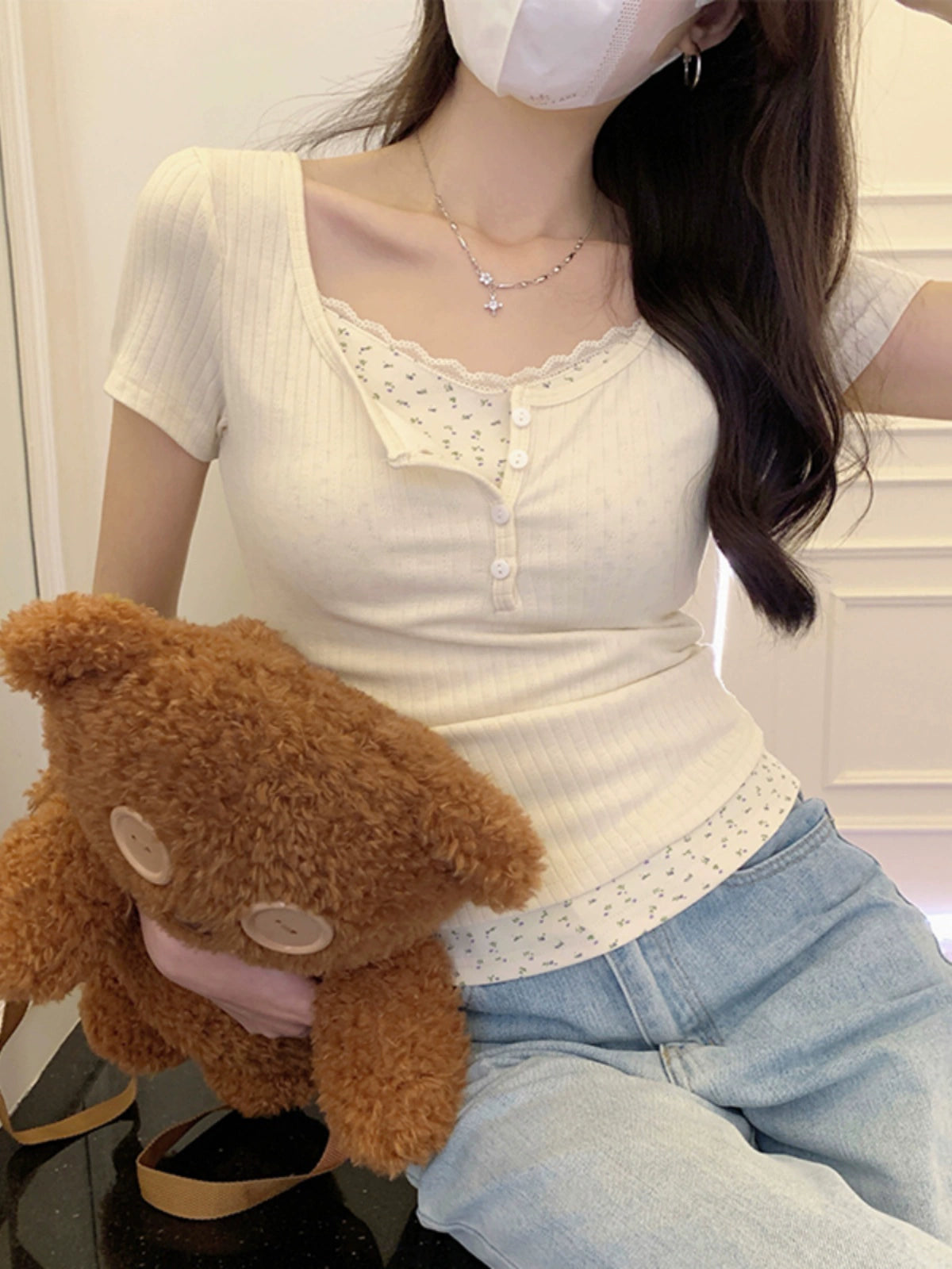 Camiseta de manga curta com botão e decote