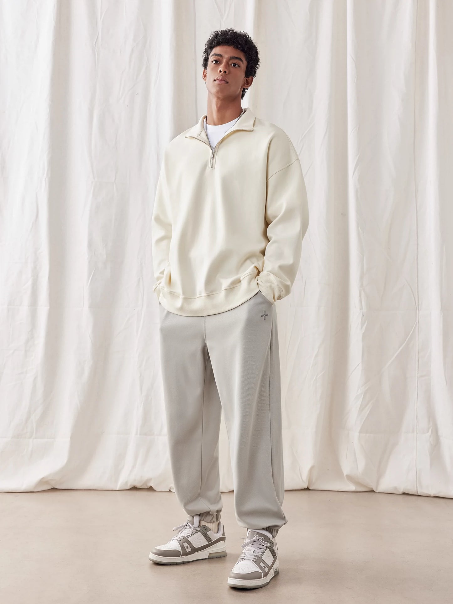 Suéter de malha minimalista masculino com gola alta e meio zíper