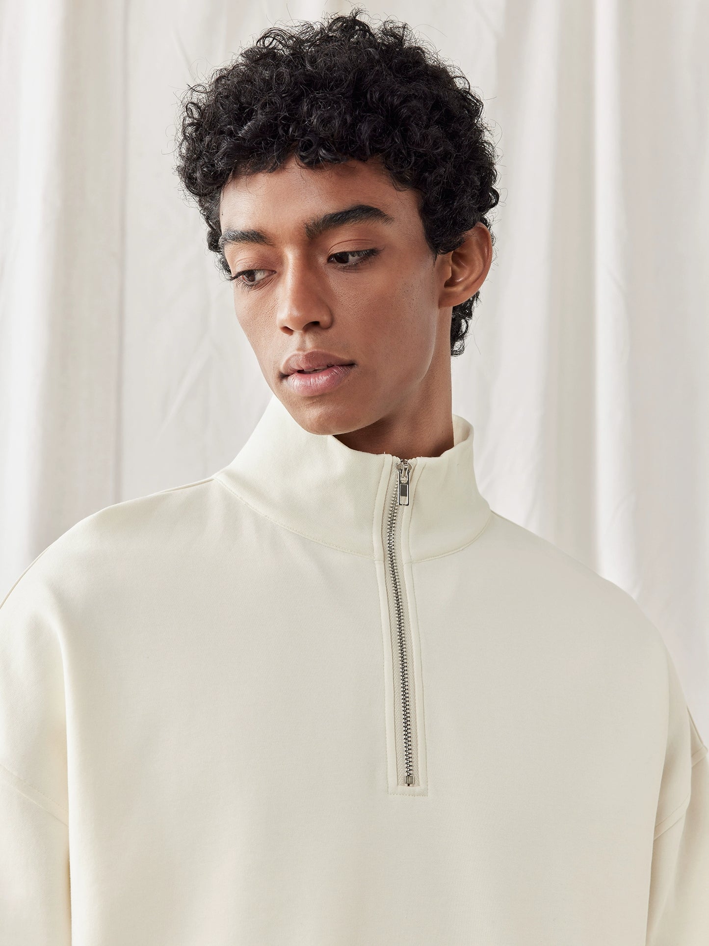 Suéter de malha minimalista masculino com gola alta e meio zíper